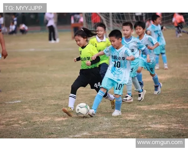 小学足球比赛规则详解让孩子们轻松掌握比赛技巧与乐趣 小学足球比赛规则详解让孩子们轻松掌握比赛技巧与乐趣